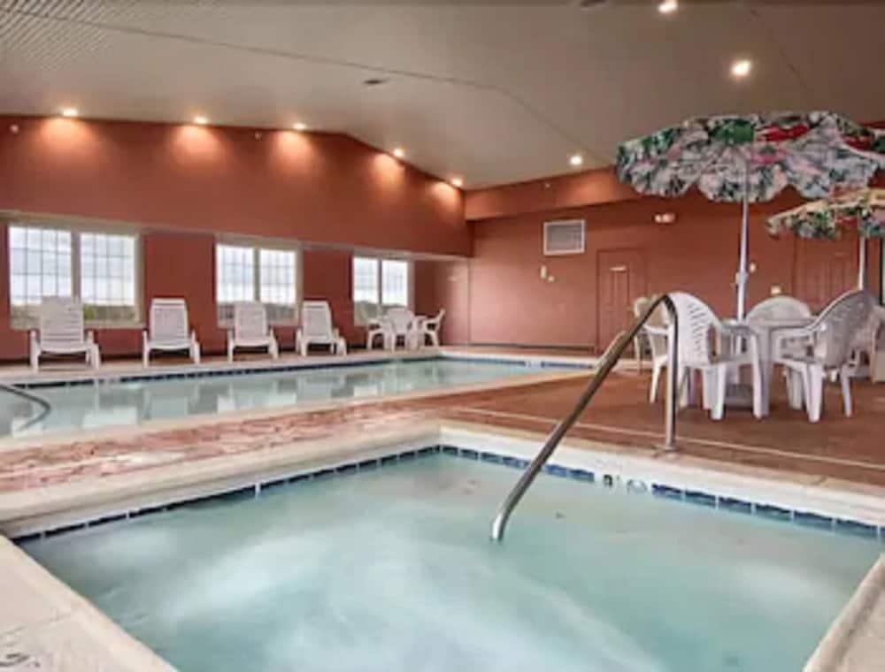 Ramada By Wyndham Sparta/at Speedway Hotel 3*